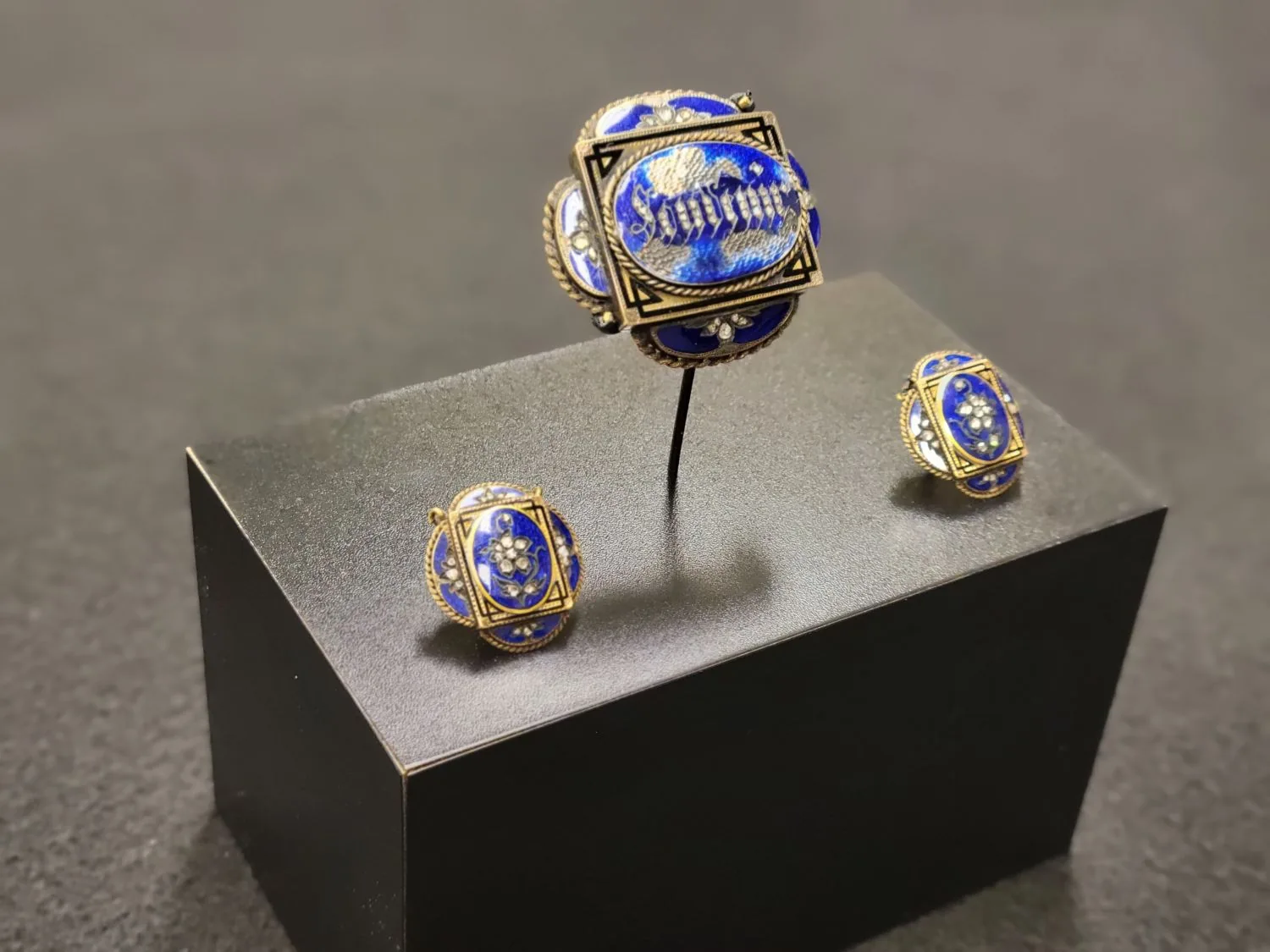 Mary Lincoln's gold and enamel cufflinks on a display pedestal.